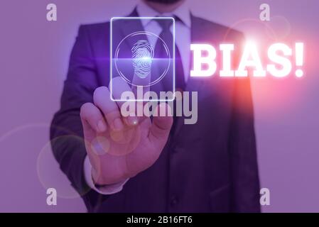 Testo della scrittura di bias. Foto concettuale di inclinazione o pregiudizio a favore o contro una dimostrazione di gruppo Foto Stock