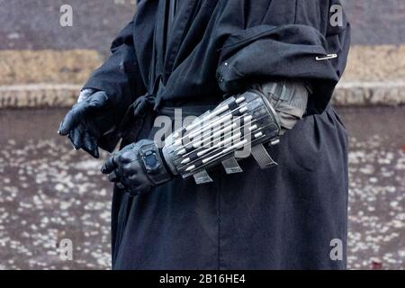 Glasgow, Scozia, Regno Unito. 23rd Feb, 2020. Primo piano dettagli di parte della tuta maculata durante le riprese di una sequenza che si è concentrata su batmans braccio sinistro oggi a Glasgow Credit: Kay Roxby/Alamy Live News Foto Stock