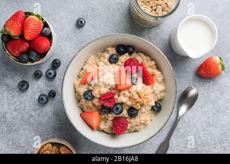 Ciotola di porridge di farina d'avena con frutti di bosco estivi. Vista dall'alto. Cibo pulito, dieta, perdita di peso concetto Foto Stock