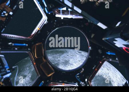 Spazio profondo Vista sulla Luna dall'illuminatore della stazione spaziale. Viaggio nello spazio profondo. Elementi di questa immagine fornita dalla NASA Foto Stock