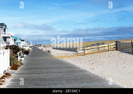 Dune di sabbia protettive progettate costruite nel 2019 a Lavallette, New Jersey USA. Tali dune sono necessarie dopo la Superstorm Sandy colpito nel 2012. Foto Stock