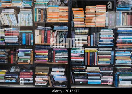 Stacked secondhand books in librai Putney , Londra Foto Stock