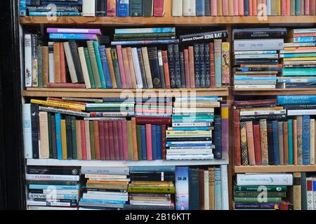 Stacked secondhand books in librai Putney , Londra Foto Stock