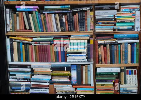 Stacked secondhand books in librai Putney , Londra Foto Stock