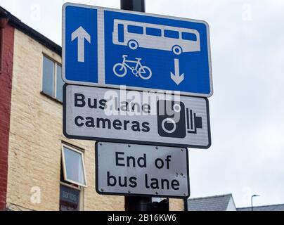 Primo piano delle indicazioni stradali per le corsie degli autobus e le telecamere a wigan lancashire, luglio 2019 Foto Stock