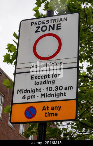 primo piano delle indicazioni stradali che indicano la zona pedonale di wigan lancashire, luglio 2019 Foto Stock