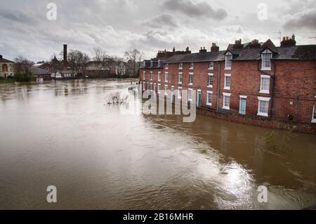 Fiume Severn inondazione a Shrewsbury, Shropshire, Inghilterra. Febbraio 2020 Foto Stock