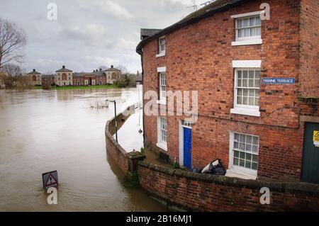 Fiume Severn inondazione a Shrewsbury, Shropshire, Inghilterra. Febbraio 2020 Foto Stock