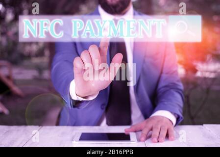 Scrittura a mano di testo NFC pagamento. Pagamento concettuale senza contatto con foto che utilizza la tecnologia di comunicazione nearfield Foto Stock