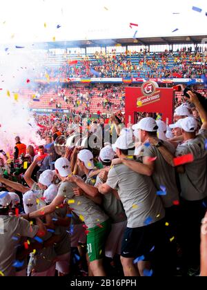 Lo Sparta Praga foootball giocatori team group celebra la vittoria e diventare campione del gioco tenendo win colpo di stato. Foto Stock