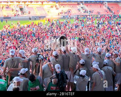 Sparta Praga foootball giocatori squadra che celebra la vittoria e diventare campione di gioco mentre tenuta colpo di stato vittoria Foto Stock