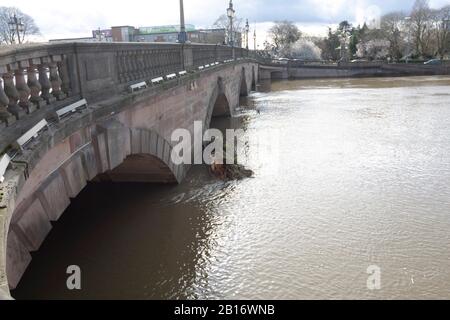 23/02/20120, Sabrina Bridge, Worcester Inghilterra UK, le inondazioni diminuiscono e le acque alluvionali iniziano a scendere. Foto Stock