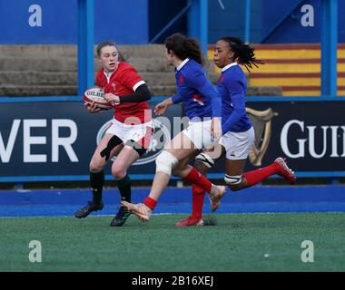 Lauren Smyth (Galles) in azione durante la partita femminile Di Rugby Six Nations tra Galles e Francia al Cardiff Arms Park.(Punteggio finale: Galles 0-50 Francia) Foto Stock