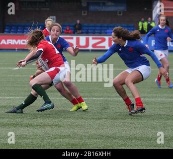 Lauren Smyth (Galles) in azione durante la partita femminile Di Rugby Six Nations tra Galles e Francia al Cardiff Arms Park.(Punteggio finale: Galles 0-50 Francia) Foto Stock