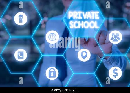 Scrittura a mano di testo Scuola privata. Foto concettuale una scuola indipendente sostenuta interamente dal pagamento delle tasse Foto Stock