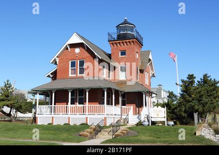 La Sea Girt Light è un faro acceso per la prima volta nel 1896 che segna l'insenatura che conduce allo Stagno di Wreck in Sea Girt nella Contea di Monmouth, New Jersey, Foto Stock