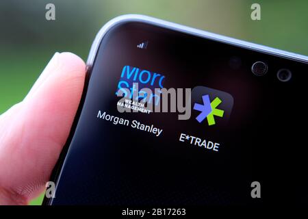 Le applicazioni Morgan Stanley e e*TRADE visualizzate sullo schermo dello smartphone sono a portata di mano. Foto Stock