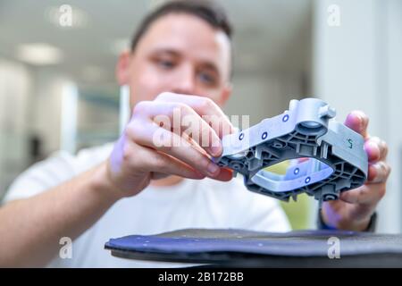 Macchina tecnicamente professionale per la scansione 3D e la misurazione di modanature in plastica mediante laser Foto Stock