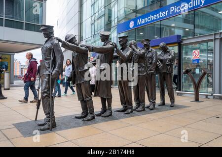 War Memorial Sculpture, "Victory Over Cecità", commemorazione del centenario della Prima guerra mondiale. Manchester Piccadilly Station, Lancashire, Foto Stock
