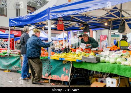 Verdure, stalla di produzione, mercato del sabato, Nuneaton, Warwickshire, Inghilterra, Regno Unito Foto Stock