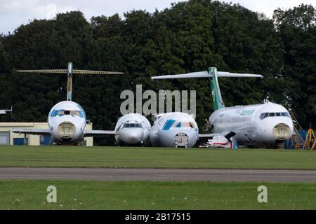 Vecchi aerei smantellati a airfield vicino a Swindon, Wiltshire, Inghilterra Foto Stock