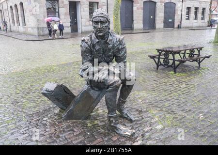 Statua,di,John Cabot,Harbourside,Near,Arnolfini,Bristol,city,center,West Country,Southwest,Inghilterra,Inglese,Gran,Gran,Gran,Gran,Gran,Gran Bretagna,GB,UK,Regno Unito Foto Stock