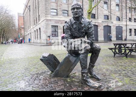 Statua,di,John Cabot,Harbourside,Near,Arnolfini,Bristol,city,center,West Country,Southwest,Inghilterra,Inglese,Gran,Gran,Gran,Gran,Gran,Gran Bretagna,GB,UK,Regno Unito Foto Stock