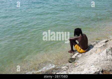 Jamaican Guy Si Rilassa Su Una Spiaggia Sul Lago Di Garda Di Bardolino Foto Stock