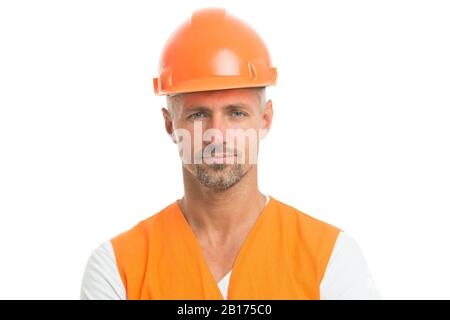 uomo in casco. indossare casco da costruzione sul cantiere. Costruttori vestiti con giubbotto protettivo e casco. Operaio edile isolato su bianco. Tecnico specializzato in casco di sicurezza. Lavoro sociale. Foto Stock