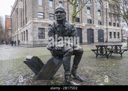 Statua,di,John Cabot,Harbourside,Near,Arnolfini,Bristol,city,center,West Country,Southwest,Inghilterra,Inglese,Gran,Gran,Gran,Gran,Gran,Gran Bretagna,GB,UK,Regno Unito Foto Stock