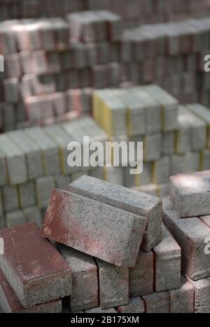 Pile di mattoni pronti per la posa su un sentiero nel distretto di Wangjing, Pechino, Cina Foto Stock