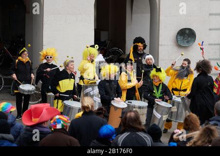 Monaco di Baviera, Germania - 23 febbraio 2020: La banda di percussioni di strada Drumadama suonando i suoi ritmi esplosivi in abiti colorati carnevale. L'opinione pubblica Foto Stock