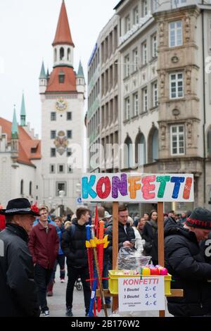 Monaco di Baviera, Germania - 23 febbraio 2020: La stagione del carnevale è un evento popolare a Monaco e inizia già la domenica con animazioni di strada, stand e. Foto Stock