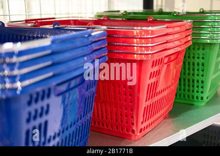 Pile di cestini vuoti. Foto Stock