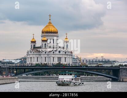 Battello fluviale sul Fiume Moskva al tramonto e la Cattedrale di San Salvatore, Mosca, Federazione Russa Foto Stock