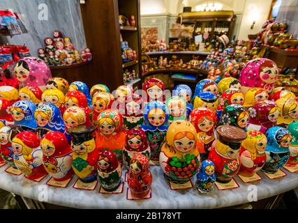 Bambola russa souvenir, ESPOSIZIONE dei grandi magazzini GUM, Mosca, Federazione Russa Foto Stock