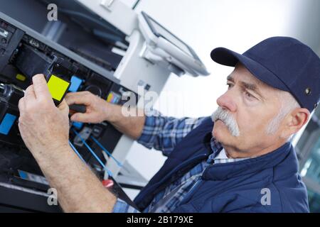 Uomo che ripara il toner per la stampante laser stampante toner cartuccia  di stampa stampa laser fornisce il concetto di ricarica Foto stock - Alamy