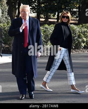 Washington, DC. 23rd Feb, 2020. Il presidente degli Stati Uniti Donald J. Trump e First Lady Melania Trump partono dalla Casa Bianca per un viaggio in India, domenica 23 febbraio 2020, a Washington, DC. Trump si muove di moto alternativo per una visita del primo ministro indiano Narendra modi negli Stati Uniti lo scorso anno. Credito: Mike Theiler/Pool via CNP | utilizzo nel mondo credito: DPA/Alamy Live News Foto Stock