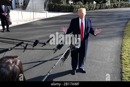 Washington, DC. 23rd Feb, 2020. Il presidente degli Stati Uniti Donald J. Trump parla ai media mentre lui e la prima signora Melania Trump si allontanano dalla Casa Bianca per un viaggio in India, domenica 23 febbraio 2020, a Washington, DC. Trump si muove di moto alternativo per una visita del primo ministro indiano Narendra modi negli Stati Uniti lo scorso anno. Credito: Mike Theiler/Pool via CNP | utilizzo nel mondo credito: DPA/Alamy Live News Foto Stock