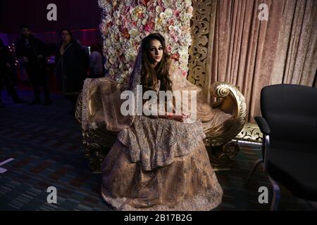 Un modello di posa per una foto durante l'Asian Wedding Show, a Manchester, 23 febbraio 2020. Foto Stock