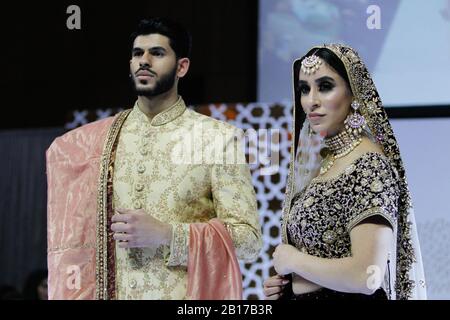 Modelli mostra una collezione di Alankar durante l'Asian Wedding Show, a Manchester, 23 febbraio 2020. Foto Stock
