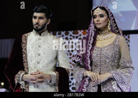 Modelli mostra una collezione di Alankar durante l'Asian Wedding Show, a Manchester, 23 febbraio 2020. Foto Stock