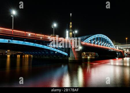 Ponte Komagata e Toyko Skytree, fiume Sumida, vista da Taito-Ku, Tokyo, Giappone Foto Stock