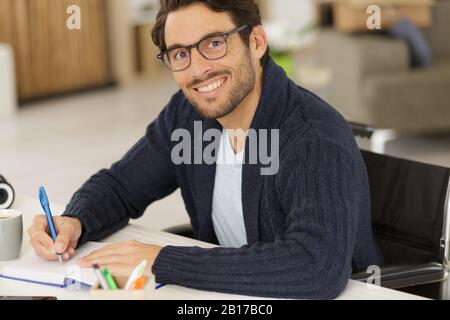 giovane disabile che studia a casa Foto Stock