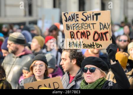 I dimostranti anti anti-pipeline attraversano il centro di Toronto in solidarietà con Il Wet'suwet'en come parte delle proteste di Shut Down Canada. Foto Stock