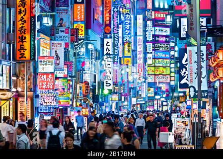 Tokyo Shinjuku Neon Lights Kabukicho firma Tokyo Japan Night Foto Stock