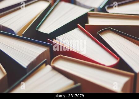 Molti libri hardbound sfondo, fuoco selettivo Foto Stock