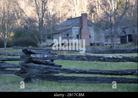 Soft Focus, Old house e recinto, Dan Lawson Place, Peter Cable Cabin sulla Cades Cove Road nel Parco Nazionale delle Great Smoky Mountains, Tennessee Foto Stock