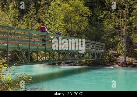 Passerella sul fiume Robson lungo il Berg Lake Trail nel Mount Robson Provincial Park, British Columbia, Canada [senza rilascio di modelli; disponibile per editoria Foto Stock