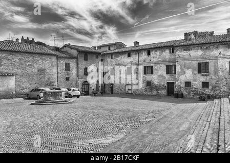 Vista su Piazza Sant'Agostino nella città medievale di San Gimignano, Italia Foto Stock